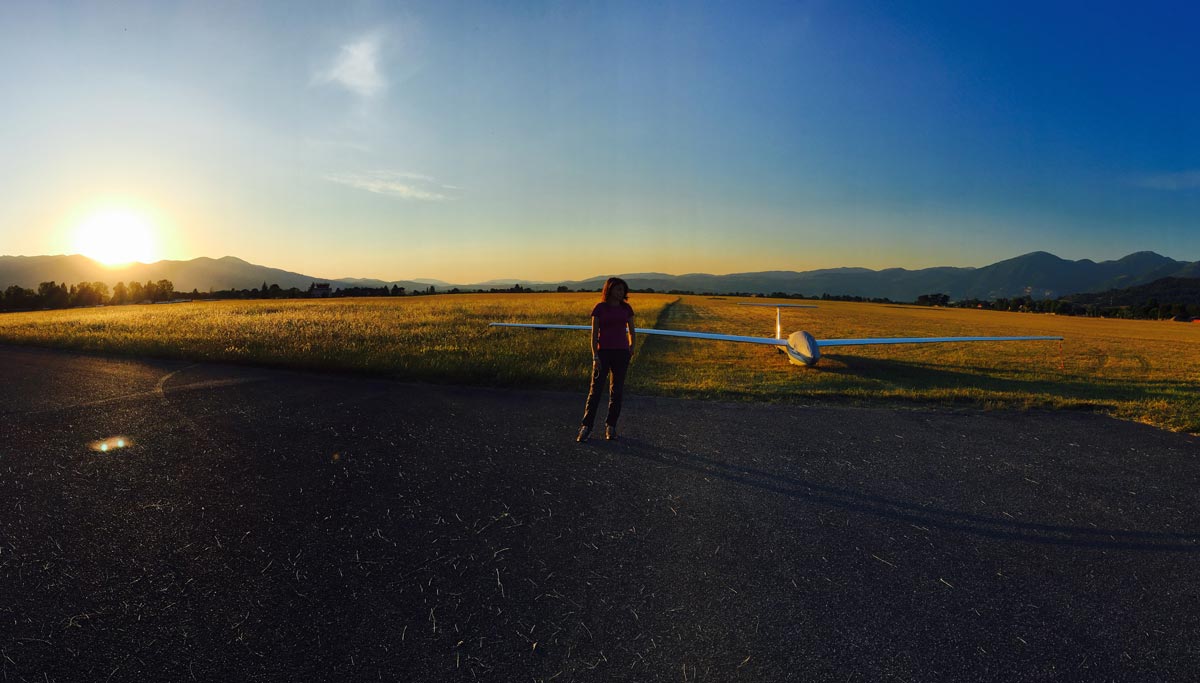 fotografia di un aliante su un prato al tramonto