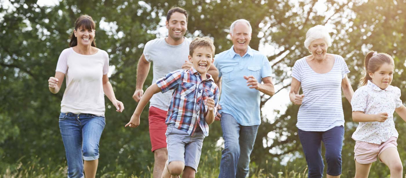 foto di una famiglia che corre