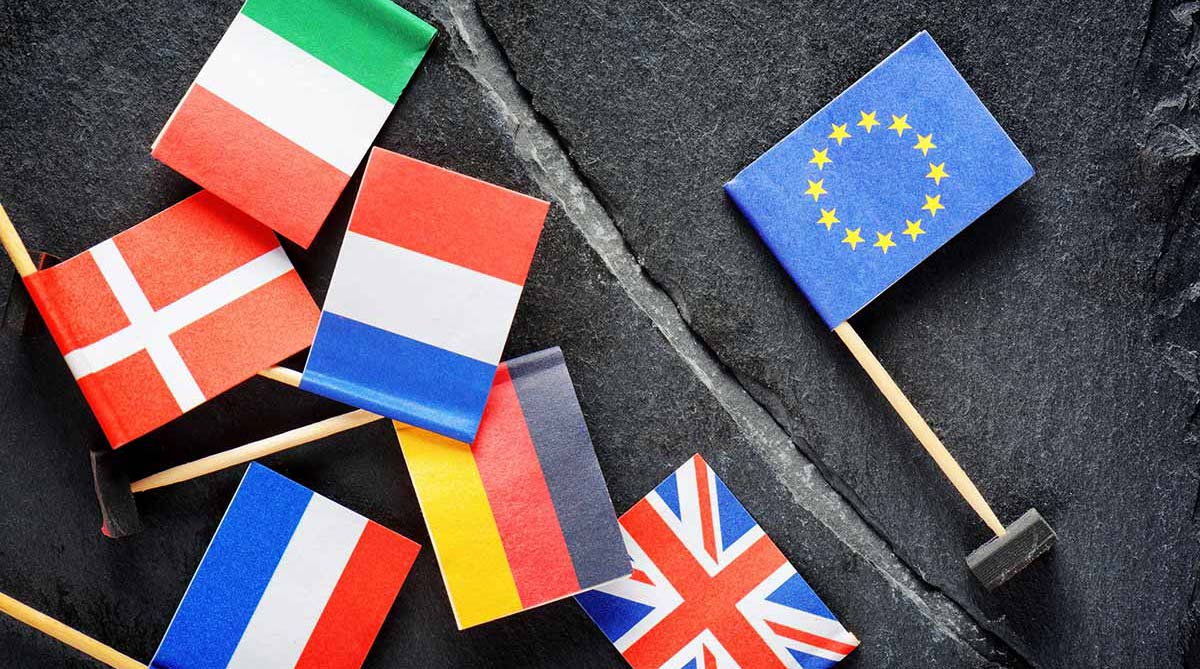 fotografia di bandiere in miniatura di diverse nazionalità